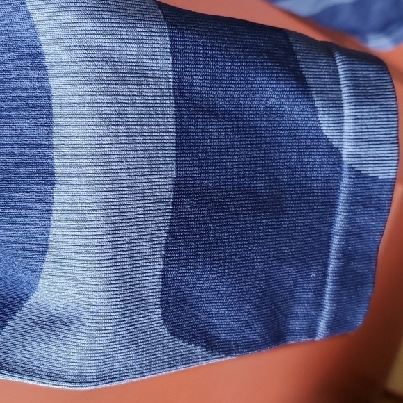 FABLETICS blue swirl leggings size Large. Sold out online length 27.5 - Picture 10 of 11